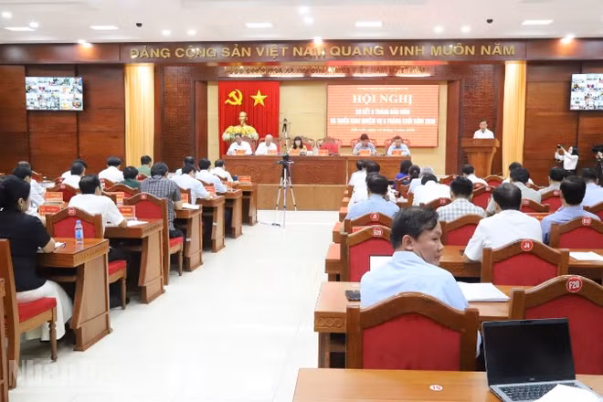 Quang cảnh hội nghị sơ kết nhiệm vụ 6 tháng đầu năm và triển khai nhiệm vụ 6 tháng cuối năm 2026 do Ủy ban nhân dân tỉnh Đắk Lắk tổ chức.