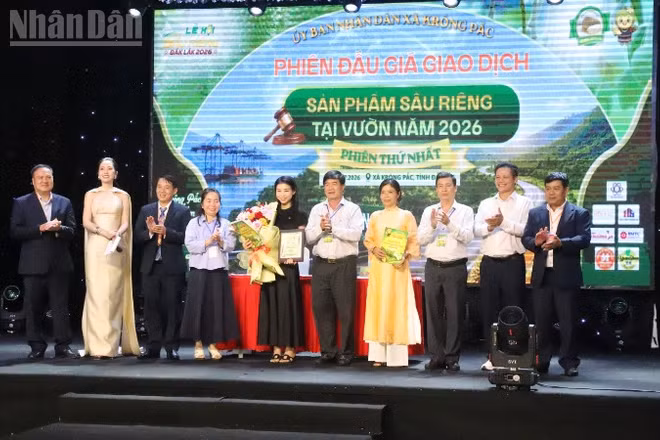 Phó Chủ tịch Ủy ban nhân dân tỉnh Đắk Lắk Nguyễn Thiên Văn và lãnh đạo các sở, ban, ngành của tỉnh cùng xã Krông Pắc tặng hoa chúc mừng lãnh đạo Công ty trách nhiệm hữu hạn xuất nhập khẩu nông nghiệp Nguyên Thuận và đại diện các hộ dân.