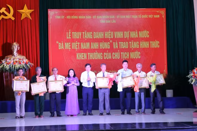 Thừa ủy quyền của Chủ tịch nước, đồng chí Lương Nguyễn Minh Triết, Bí thư Tỉnh ủy Đắk Lắk và đồng chí Cao Thị Hòa An, Phó Bí thư Thường trực Tỉnh ủy, Chủ tịch Hội đồng nhân dân tỉnh đã trao danh hiệu Bà mẹ Việt Nam Anh hùng cho thân nhân các Mẹ.