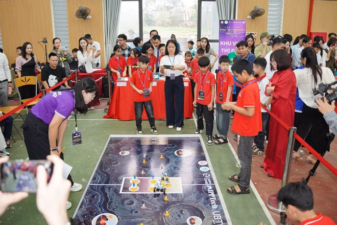 Vòng Chung kết Sân chơi STEM - AI - Robotics Thái Nguyên 2026 quy tụ gần 200 học sinh.