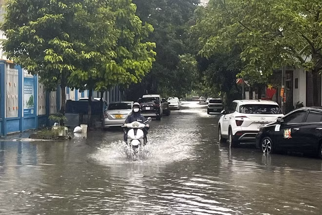 Mưa gây ngập lụt diện rộng tại nhiều tuyến đường ở Hà Nội (Ảnh: Đ.T)