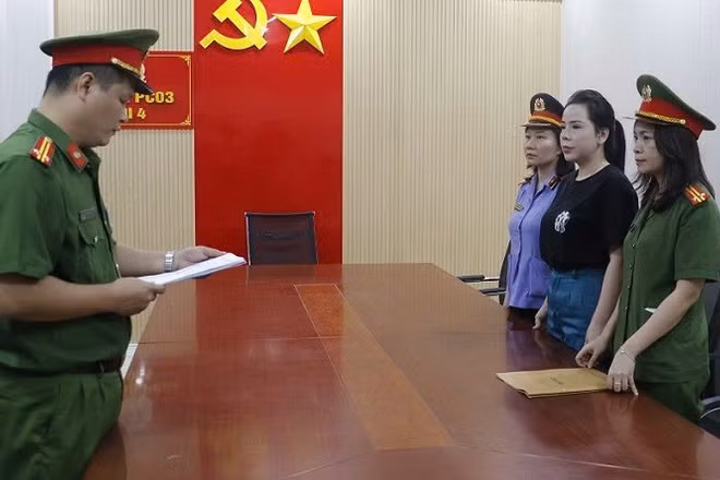 Cơ quan Cảnh sát điều tra Công an Nghệ An đọc lệnh khởi tố vụ án, khởi tố bị can và bắt tạm giam đối với Phùng Thị Thu Hiền.