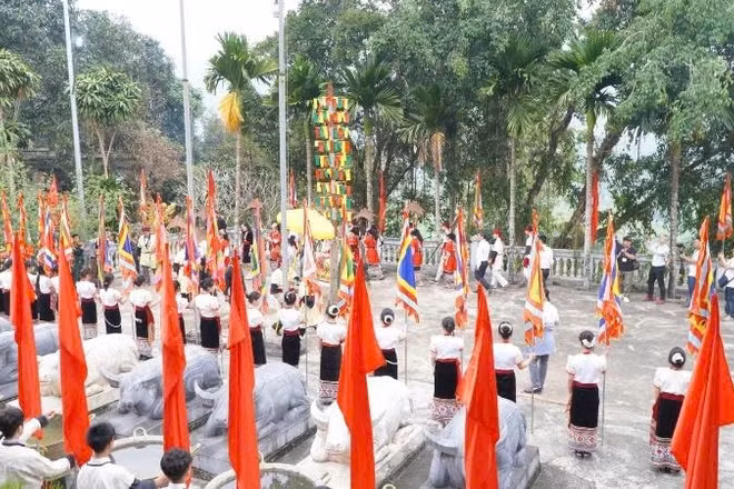Nghi thức rước lễ trong không gian lễ hội tại Đền Chín Gian, thể hiện nét đẹp văn hóa tâm linh và tinh thần cố kết cộng đồng của người Thái miền Tây Nghệ An.