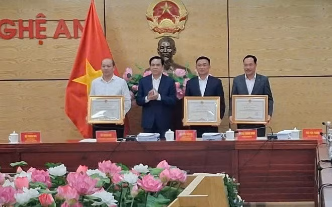 Chủ tịch Ủy ban nhân dân tỉnh Nghệ An tặng bằng khen cho các tập thể.