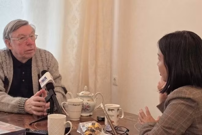 Ông Victor Petrov trả lời phỏng vấn phóng viên TTXVN tại Nga. (Ảnh: TTXVN)