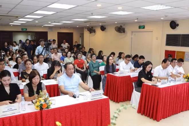 Các hộ gia đình, các doanh nghiệp nhỏ trên địa bàn Hoàn Kiếm lắng nghe những giải đáp, hướng dẫn từ cơ quan chức năng trong thực hiện chuyển đổi số.