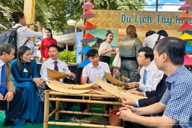 Các đại biểu tham quan gian hàng giới thiệu về văn hóa Hà Nội trong chương trình xúc tiến, quảng bá du lịch tại khu vực miền trung-Tây Nguyên.
