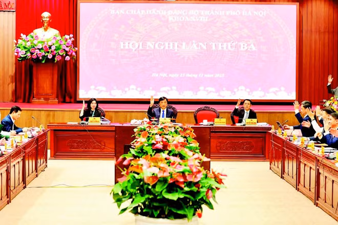 Ban Chấp hành Đảng bộ Thành phố Hà Nội biểu quyết thông qua hội nghị lần thứ ba, trong đó có Quy định mới về công tác cán bộ.