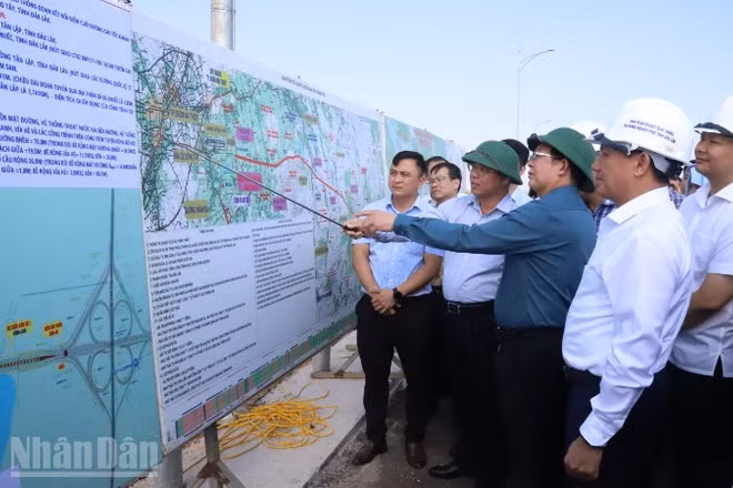Phó Thủ tướng Hồ Quốc Dũng kiểm tra thực tế tại công trình.