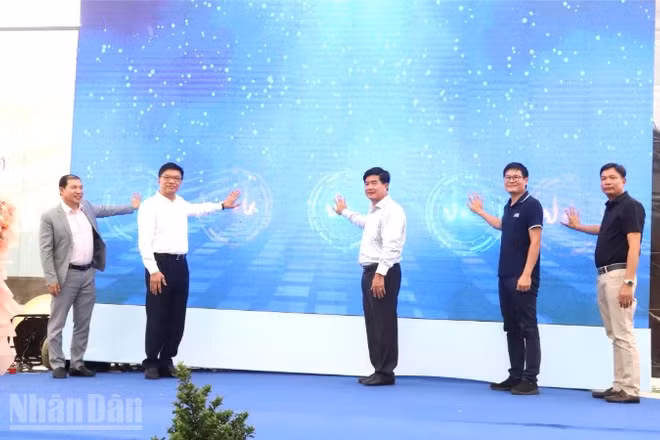 Phó Chủ tịch Ủy ban nhân dân tỉnh Đắk Lắk Nguyễn Thiên Văn và các đại biểu nhấn nút chính thức khởi động mô hình liên kết kinh tế tuần hoàn nông nghiệp tiên phong tại tỉnh Đắk Lắk.