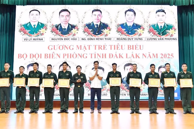 Lãnh đạo Ban Chỉ huy Bộ đội Biên phòng tỉnh Đắk Lắk và lãnh đạo Tỉnh đoàn Đắk Lắk trao tặng danh hiệu cho 10 “Gương mặt trẻ tiêu biểu”.