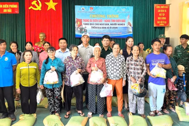 Các đơn vị trao quà cho ngư dân có hoàn cảnh khó khăn trong Chương trình “Tháng Ba biên giới-nghĩa tình biển đảo” năm 2026.