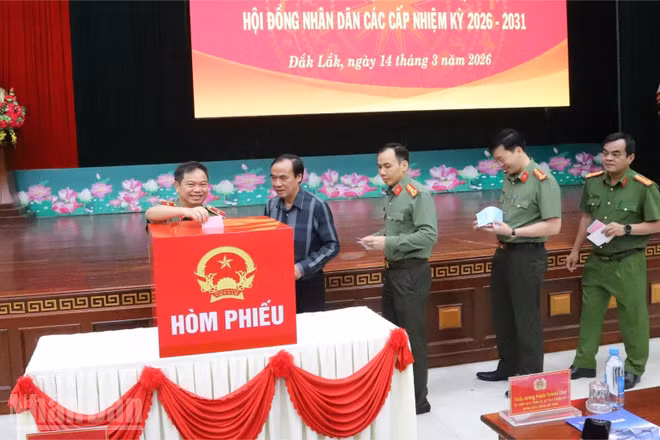 Các đồng chí lãnh đạo Công an tỉnh Đắk Lắk bỏ phiếu bầu cử đại biểu Quốc hội khóa XVI và đại biểu Hội đồng nhân dân các cấp, nhiệm kỳ 2026-2031.
