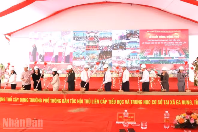 Phó Thủ tướng Hồ Quốc Dũng và các đại biểu động thổ xây dựng Trường phổ thông dân tộc nội trú liên cấp tiểu học và trung học cơ sở tại xã biên giới Ea Bung.