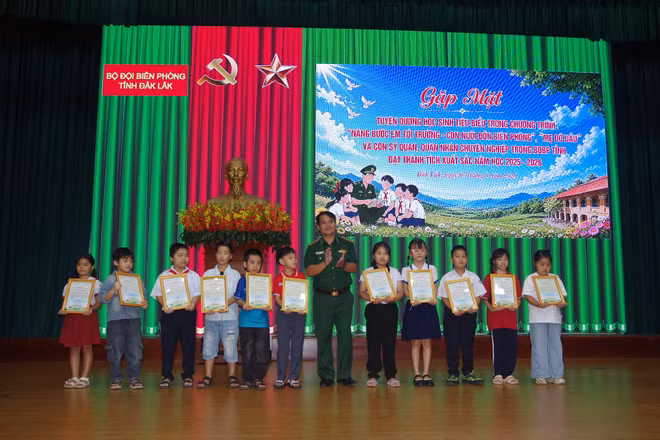 Lãnh đạo Ban Chỉ huy Bộ đội Biên phòng tỉnh Đắk Lắk đã trao tặng thư khen và quà cho 296 em học sinh tiêu biểu có thành tích xuất sắc trong học tập và rèn luyện. Ảnh: Dân Quân.