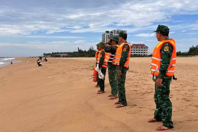 Cán bộ, chiến sĩ Đồn Biên phòng Tuy Hòa tiếp tục duy trì lực lượng, phối hợp với các cơ quan, đơn vị và lực lượng chức năng tổ chức tìm kiếm nạn nhân tại khu vực biển và vùng lân cận. (Ảnh: Thùy Dung)