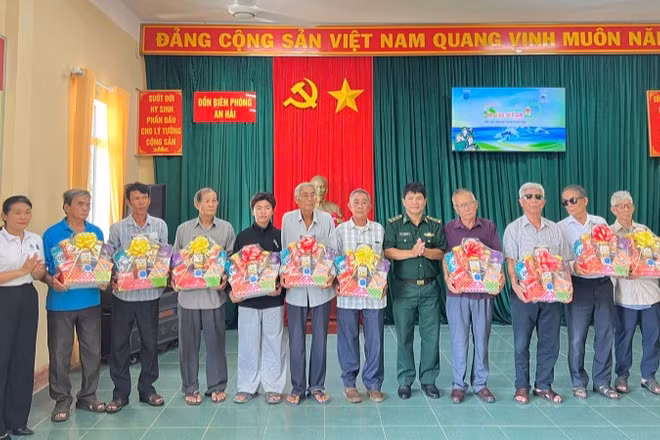 Đại diện Đồn Biên phòng An Hải và Nhà Văn hóa Sinh viên Thành phố Hồ Chí Minh trao quà tặng các gia đình chính sách.