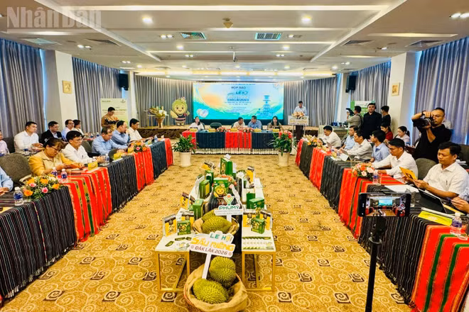Quang cảnh buổi họp báo.