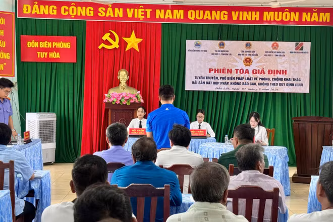 "Phiên tòa giả định" tuyên truyền pháp luật về chống khai thác IUU thu hút đông đảo ngư dân, chủ tàu, thuyền trưởng và thuyền viên tham gia. (Ảnh: THÙY DUNG)