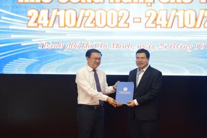 Đại diện Sở Khoa học và Công nghệ Thành phố Hồ Chí Minh trao Quyết định cho SHTP Labs đủ điều kiện tham gia Đề án xây dựng cơ chế thúc đẩy hình thành và phát triển Trung tâm nghiên cứu đạt chuẩn quốc tế (CoE).