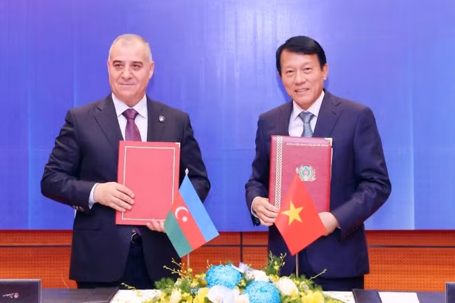 Đại tướng Lương Tam Quang, Bộ trưởng Công an và Giám đốc An ninh quốc gia Azerbaijan Ali Nagiyev ký kết Thỏa thuận hợp tác trong lĩnh vực an ninh giữa hai Bộ. (Ảnh: TTXVN)