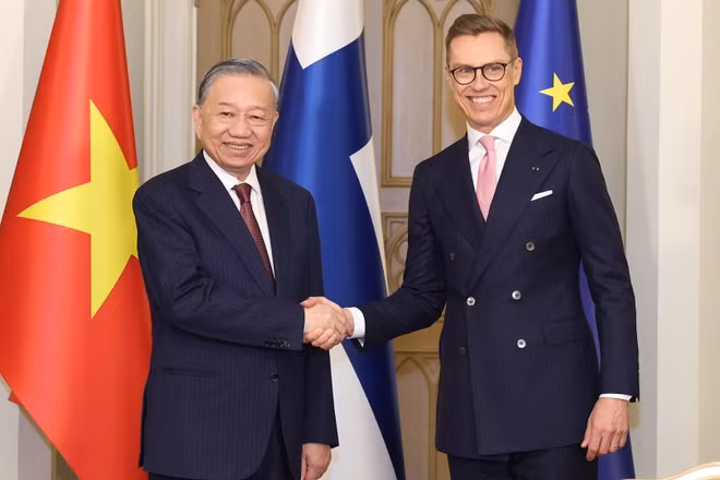 Tổng Bí thư Tô Lâm và Tổng thống Cộng hòa Phần Lan Alexander Stubb sau lễ ký kết các Văn kiện hợp tác. (Ảnh: TTXVN)