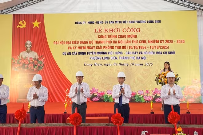 Các đại biểu thực hiện nghi thức khởi công Dự án xây dựng tuyến mương Việt Hưng-Cầu Bây và hồ điều hòa Cự Khối.
