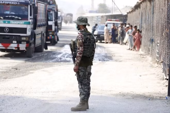 Binh sĩ Pakistan gác tại cửa khẩu Torkham ở biên giới với Afghanistan. (Ảnh: THX/TTXVN)