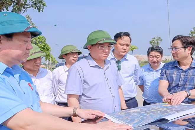 Chủ tịch Ủy ban nhân dân tỉnh Trần Duy Đông kiểm tra thực tế tại Khu công nghiệp Lập Thạch 1.
