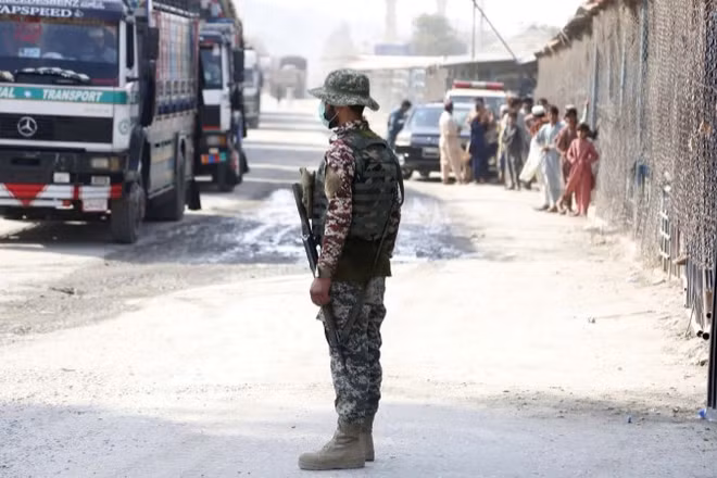 Binh sĩ Pakistan gác tại cửa khẩu Torkham ở biên giới với Afghanistan. (Ảnh: THX/TTXVN)
