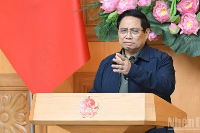 Thủ tướng Chính phủ Phạm Minh Chính phát biểu ý kiến chỉ đạo tại cuộc họp khẩn bàn giải pháp khắc phục hậu quả mưa lũ lịch sử ở miền trung. (Ảnh: TRẦN HẢI)