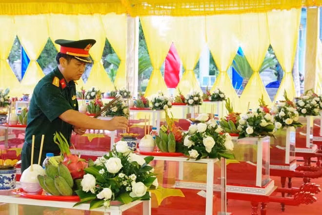 Dâng nén hương thơm trước anh linh các anh hùng liệt sĩ Thành cổ Quảng Trị trước khi mời các anh về an nghỉ ở nghĩa trang. 