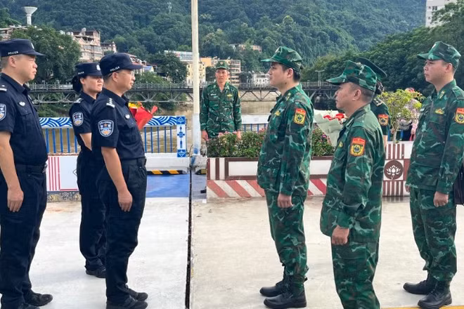 Bộ chỉ huy tuần tra liên hợp gặp gỡ trao đổi tại vạch phân định đường biên giới Cửa khẩu quốc tế Lào Cai.