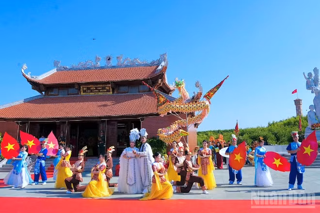 Chương trình biểu diễn nghệ thuật quảng bá hình ảnh văn hoá Việt Nam tại lễ tri ân.