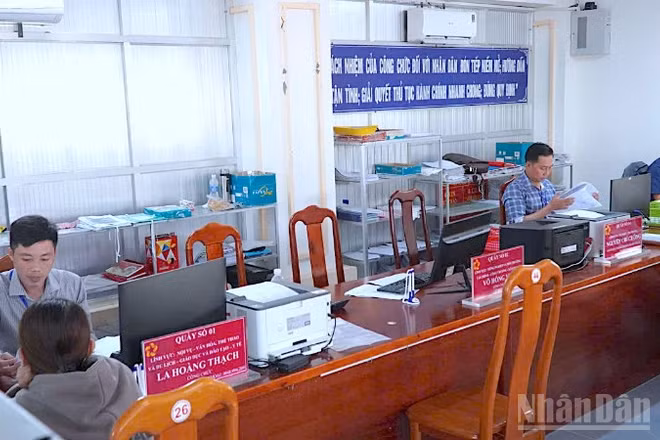 Một góc Trung tâm Phục vụ hành chính công xã Tân Thuận (tỉnh Cà Mau), nơi nhiều việc nhưng biên chế hiện tại mới lấp đầy 50%.