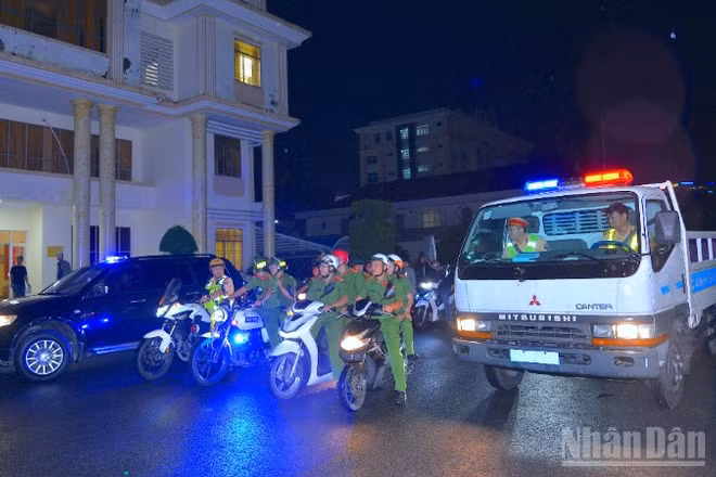Tổ công tác 238 Công an tỉnh Cà Mau ra quân tuần tra, kiểm soát bảo đảm an ninh, trật tự.