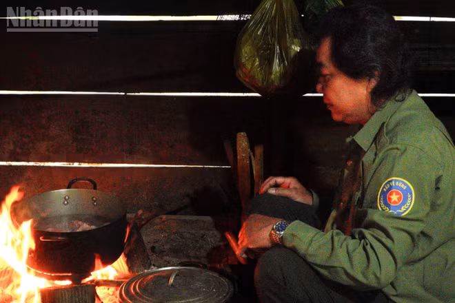 Tết đến, anh Huỳnh Thanh Huy sắp xếp công việc để giữ rừng tại Trạm quản lý, bảo vệ rừng 9 Bếp.