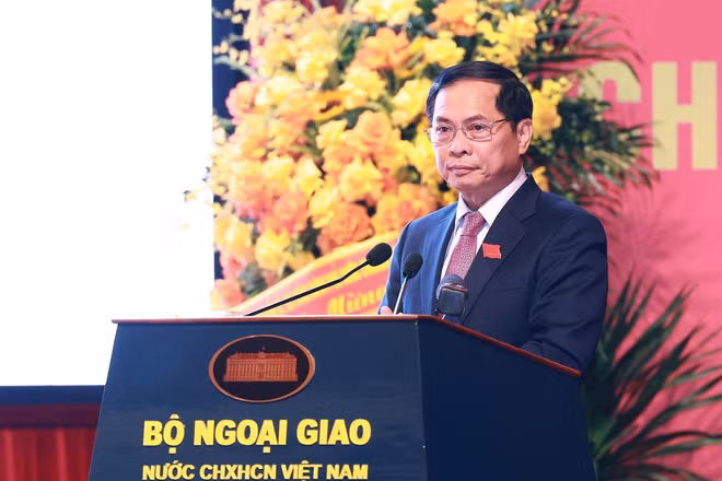 Đồng chí Bùi Thanh Sơn, Ủy viên Trung ương Đảng, Phó Thủ tướng Chính phủ, Bí thư Đảng ủy, Bộ trưởng Ngoại giao phát biểu khai mạc Đại hội Đảng bộ Bộ Ngoại giao nhiệm kỳ 2025-2030. Ảnh: Dương Giang-TTXVN