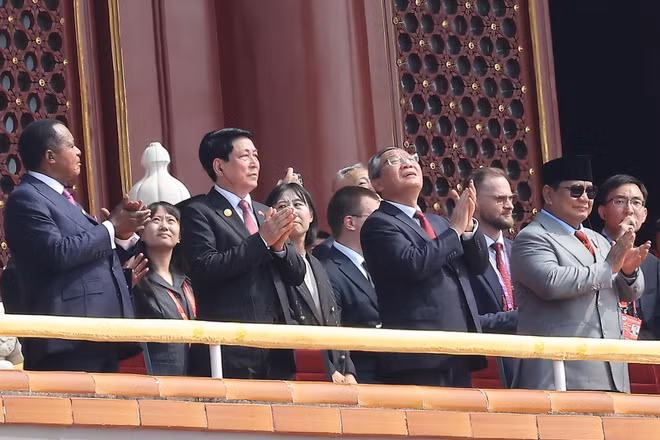 Chủ tịch nước Lương Cường cùng các nhà lãnh đạo thế giới trên lễ đài (Ảnh: Lâm Khánh/TTXVN) 