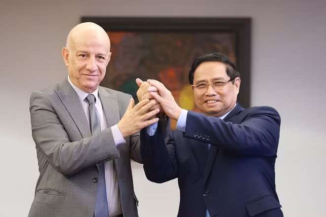 Thủ tướng Phạm Minh Chính tiếp Tổng Bí thư Đảng Mặt trận Giải phóng Dân tộc Algeria (FLN) Abdelkrim Benmbarek. Ảnh: TTXVN