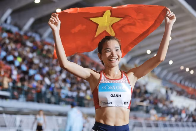 Niềm vui của Nguyễn Thị Oanh sau khi giành huy chương vàng nội dung chạy 5000m nữ, lập kỷ lục 5 lần liên tiếp giành "ngôi vương" ở nội dung này tại các kỳ SEA Games. Ảnh: TTXVN