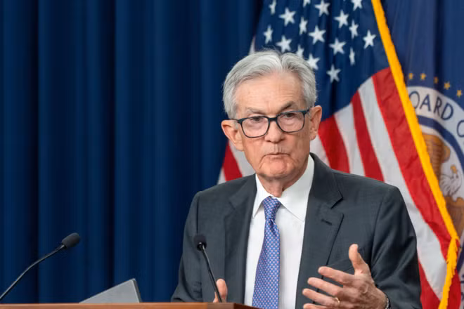 Chủ tịch Cục Dự trữ Liên bang Mỹ (FED) Jerome Powell trong cuộc họp báo công bố việc cắt giảm lãi suất, tại Washington DC., ngày 10/12/2025. Ảnh: THX/TTXVN