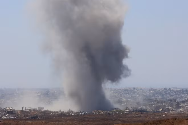 Khói bốc lên sau loạt không kích của Israel xuống Dải Gaza. Ảnh: THX/TTXVN