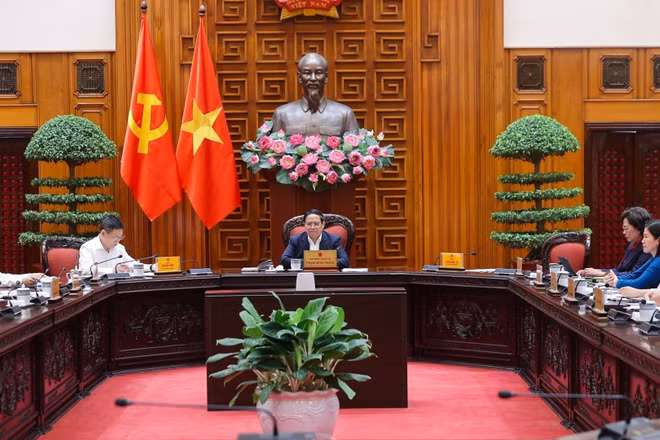 Thủ tướng Phạm Minh Chính chủ trì cuộc họp với các bộ, ngành để thảo luận các giải pháp điều hành kinh tế vĩ mô và ứng phó với thách thức trong khu vực và trên thế giới. Ảnh: TTXVN