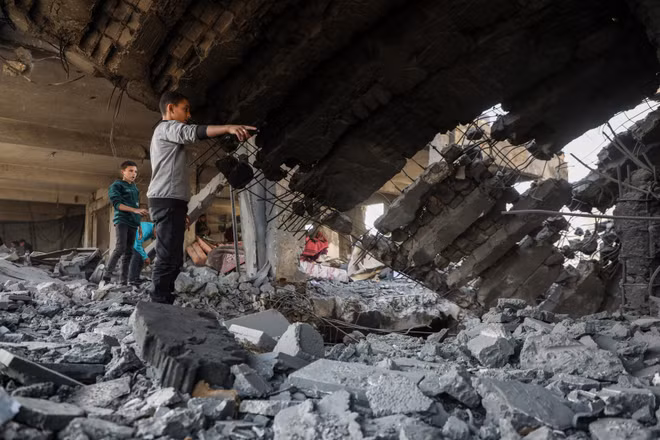 Ngôi nhà bị phá hủy sau cuộc không kích của Israel tại phía Đông thành phố Gaza ngày 20/11/2025. Ảnh: THX/TTXVN