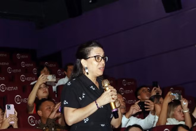 Bà Ariadne Feo Labrada, Tổng lãnh sự Cuba tại Thành phố Hồ Chí Minh giao lưu với đoàn làm phim "Mưa đỏ." (Ảnh: TTXVN)