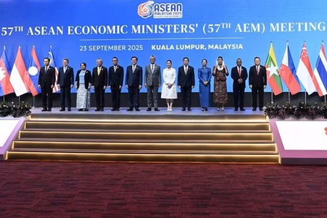 Các đại biểu chụp ảnh tại Hội nghị Bộ trưởng Kinh tế ASEAN (AEM) lần thứ 57, diễn ra ngày 23/9 tại Malaysia. (Ảnh: ASEAN.ORG)