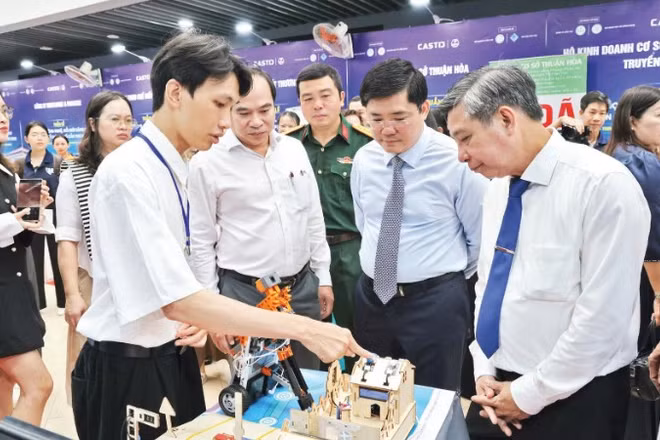 Các đại biểu tham quan trưng bày máy móc, thiết bị công nghệ tại CASTID 2025.