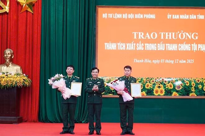 Bộ Tư lệnh Bộ đội Biên phòng trao thưởng cho các tập thể lập công.