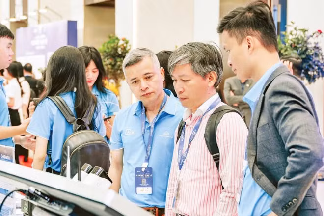 Giới thiệu các sản phẩm, dịch vụ “Make in Vietnam” trong hệ sinh thái công nghệ mở C-OpenAI tại Diễn đàn Kinh tế mùa Thu HEF 2025. (Ảnh: CMC)